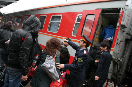 k45次列车乘务人员风雪中温馨服务旅客