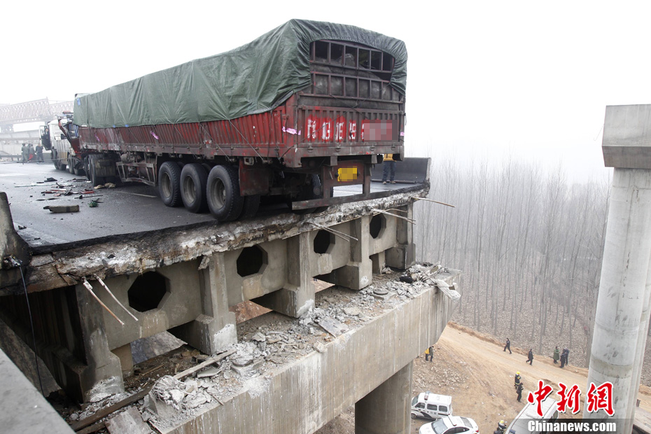 高清组图:连霍高速爆炸塌桥事故受伤人员接受