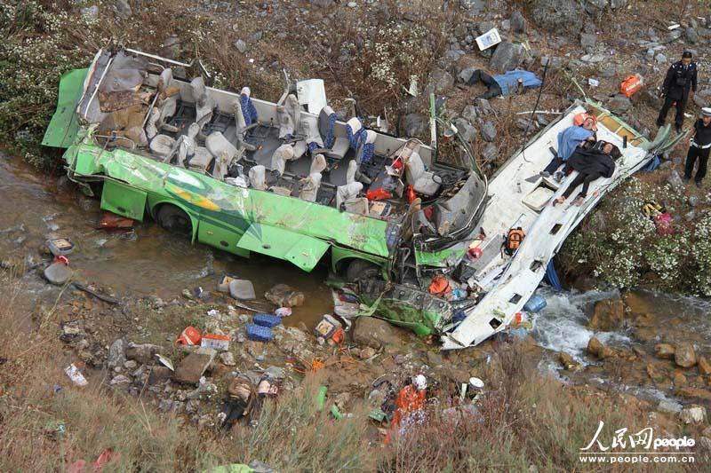 高清组图:云南客车翻下60米山沟 已造成13人死