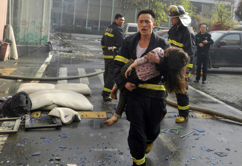 组图:湖北襄阳一酒店发生大火 已致14人遇难4