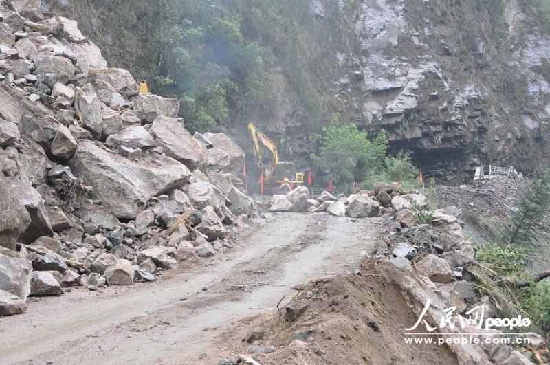 宝兴到芦山路段多处山体滑坡（记者杨成 摄）