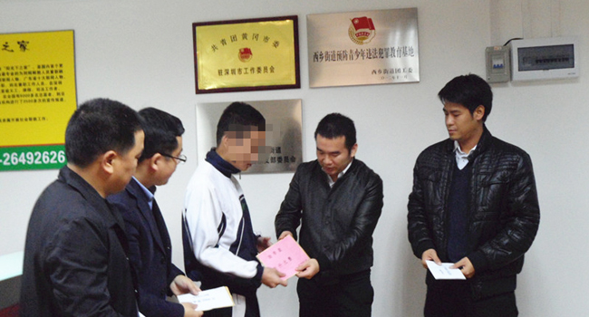 十年公益路,王金云没想到自己会在失足者帮扶工作这条路上走得这么远,他形容这是 “一发不可收拾”的结果。到目前为止,王金云和妻子两人在“阳光下之家”已经投入超过160万元。王金云说:“我不是要学雷锋,我只是觉得人活着要有一点人生价值追求。”
到目前止,“阳光下之家”团队成员到监狱、劳教所、看守所、学校、工厂等单位现身说法【详细】