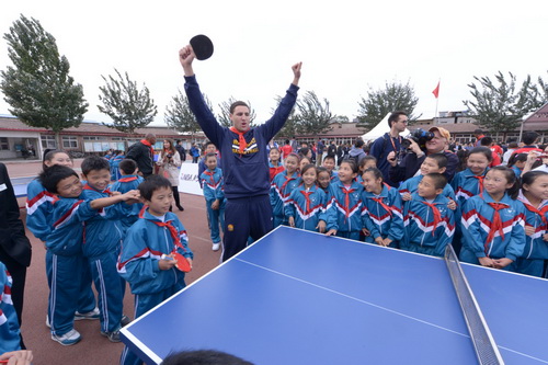 克莱-汤普森和学生们打乒乓球兴奋挥臂