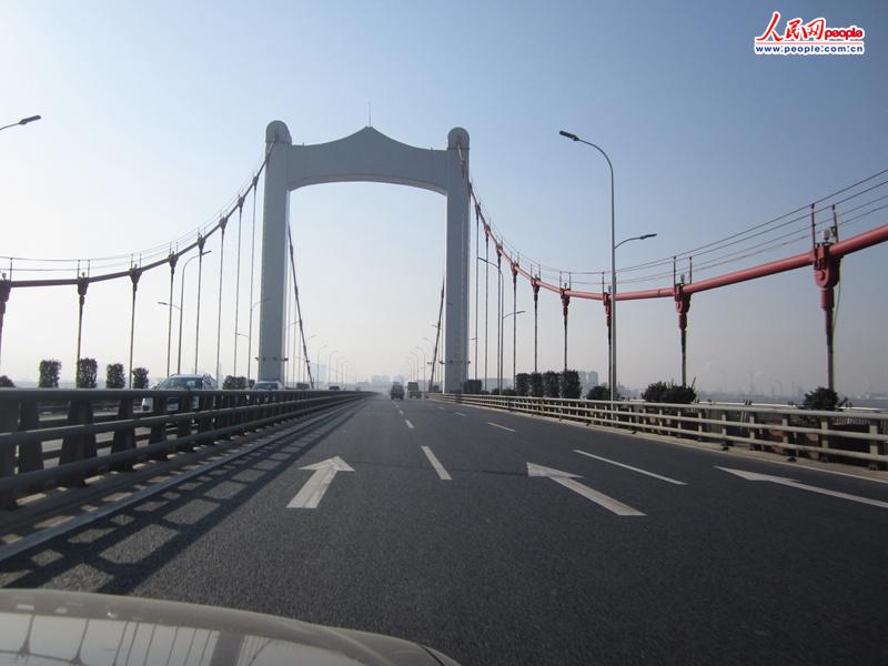 安徽蚌埠造价7亿大桥脱皮?回应称高温导致桥