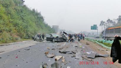 四川警方: 12.8 高速路罐车追尾事故实为7死23