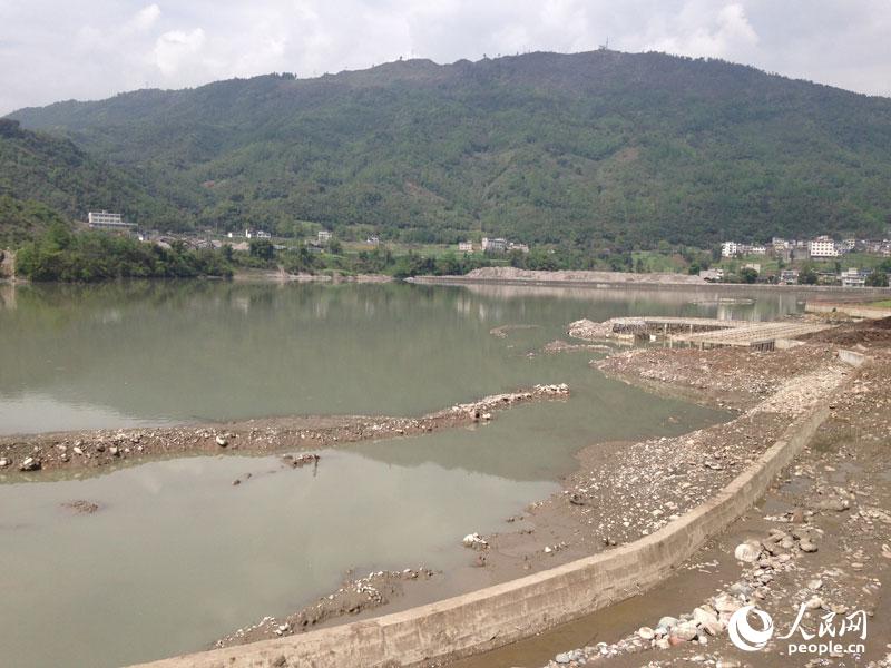 四川芦山地震一周年:天全县龙湾湖、滨河公园