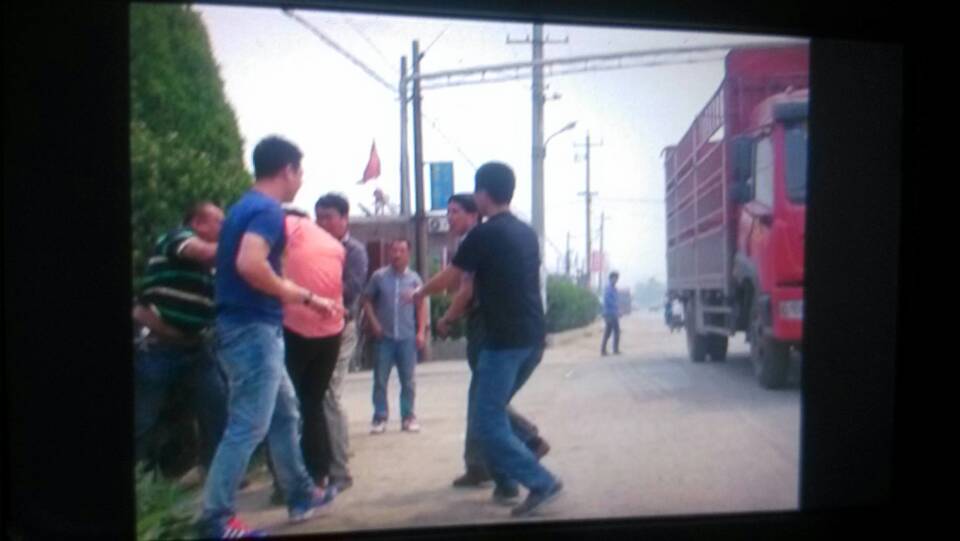 人民网记者在石家庄鑫海油脂采访遭殴打