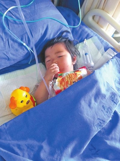郑州两岁女孩被弃医院 母亲车祸身亡父亲失踪