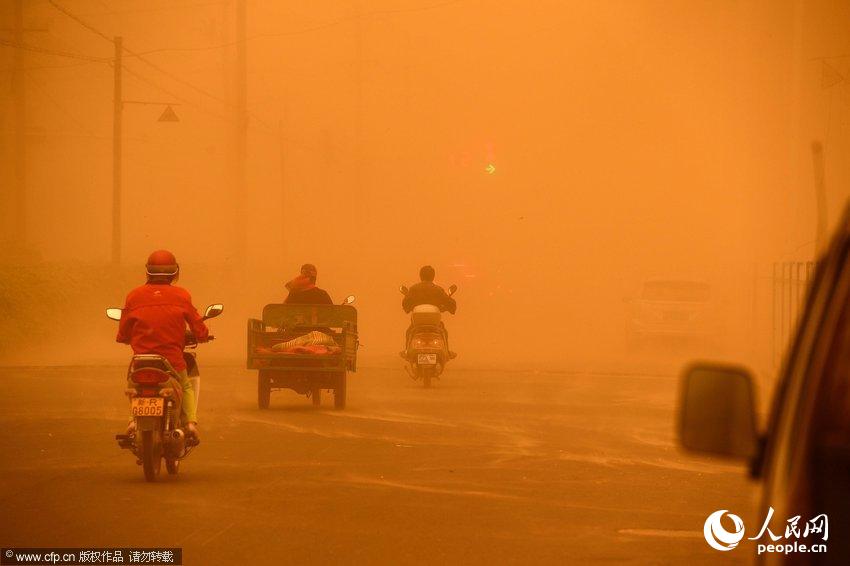 高清组图:新疆和田遭沙尘暴袭击