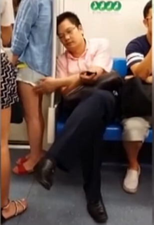 地铁9号线男子摸女生大腿 猥琐行为明目张胆【图】