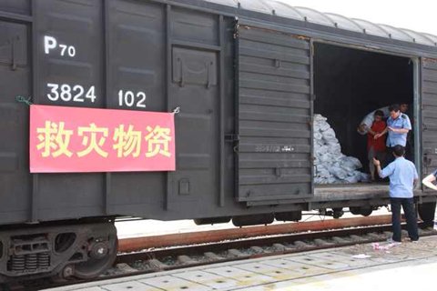 北京铁路局紧急加开95018次列车运载首批救援物资。图/北京铁路局提供