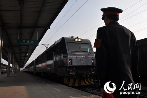 图为： 8月6日8时09分，成都铁路局首趟伤员专列“救005次”抵达昭通火车站。