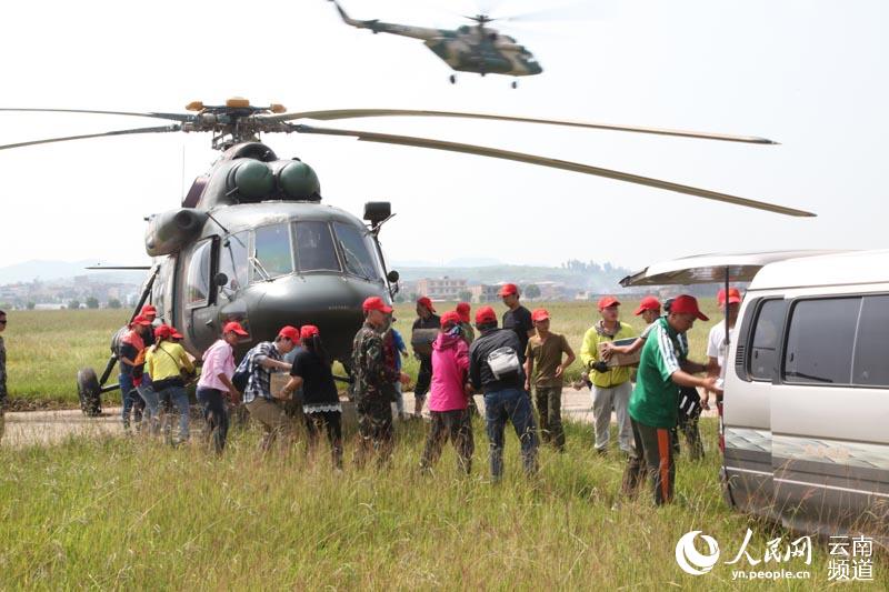 云南机场集团昭通机场组织传递救灾物资。云南机场集团供图