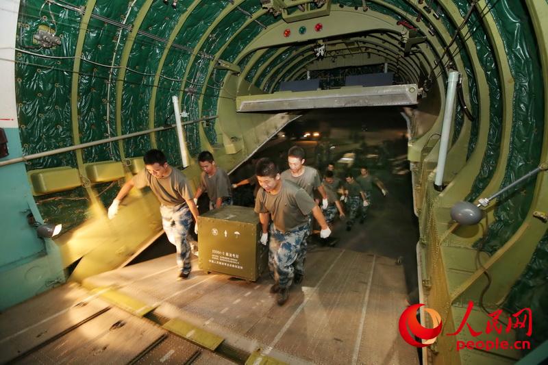 2014年8月6日凌晨,在成都邛崃机场,成都空军航空兵某师官兵在装载柴油