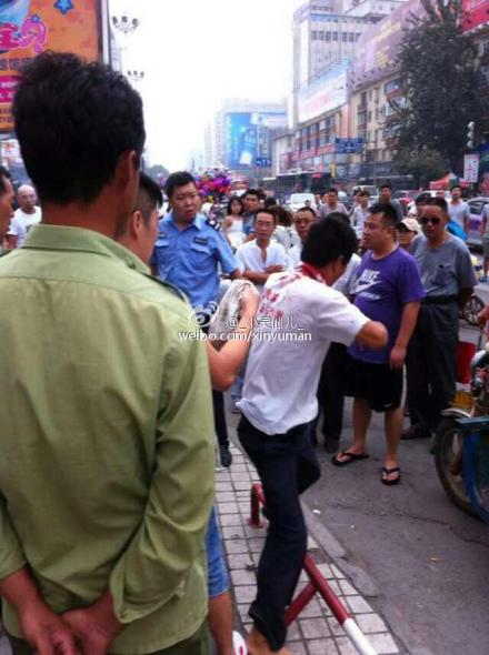 河南新乡街头上演"警察"打民工?警方回应系保安