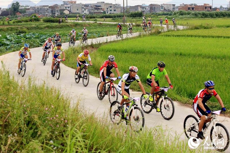 广西柳州:千人骑行倡环保