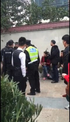 网曝杭州警察打人视频热传 警方称为保安与商