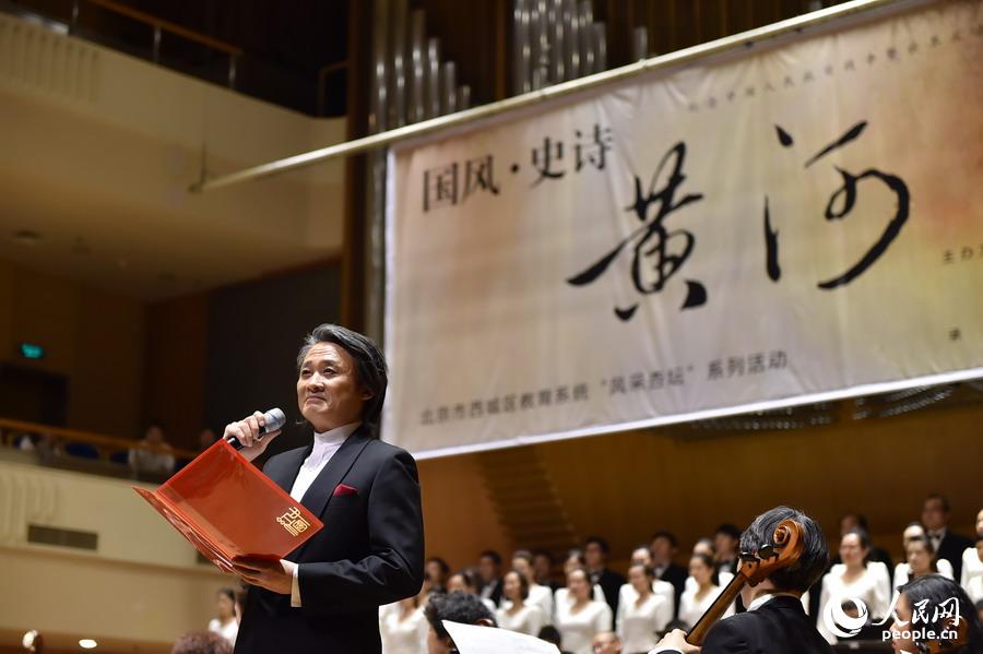 徐涛表演配乐诗朗诵《黄河之水天上来》.人民网记者 翁奇羽摄