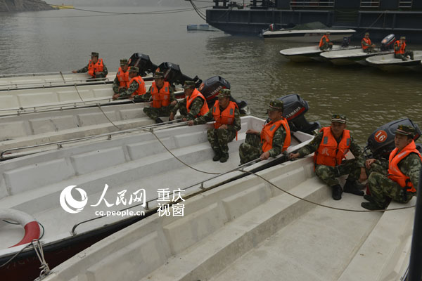 武警重庆总队船艇支队待命 可随时赶往沉船地救援