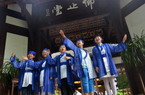 小学生穿古装游杜甫草堂
