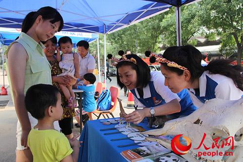 活动现场的志愿服务项目展示，吸引了社区群众的关注。董文鑫 摄