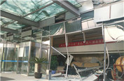 公司大厅前的玻璃被摧毁