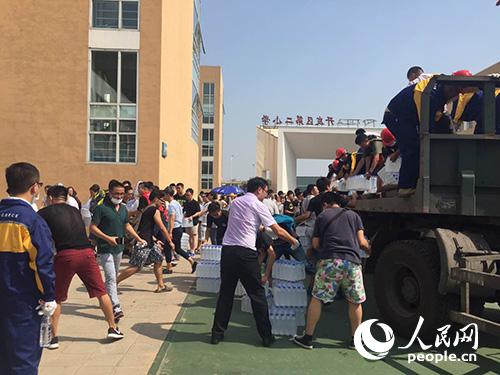 天津开发区第二小学安置点的情况。潘旭海摄