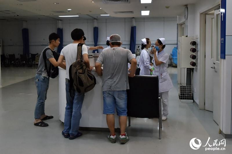 天津爆炸事故已过去24小时 泰达医院门口众多