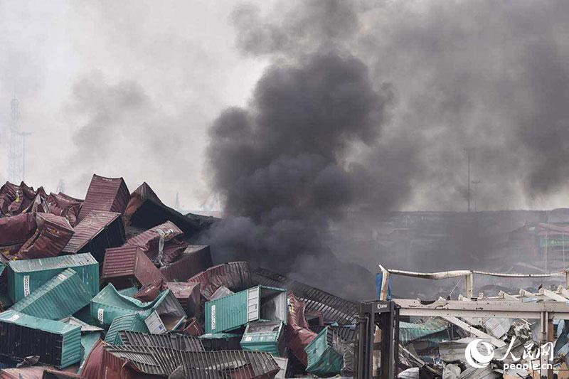 爆炸后升起的黑烟。人民网记者翁奇羽摄。