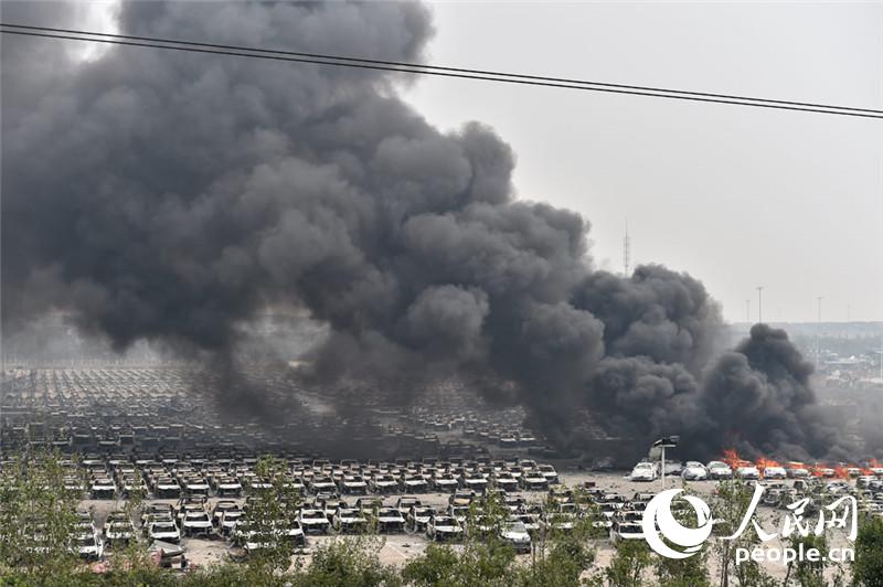 天津爆炸区今中午又有较大明火燃起伴有爆炸。人民网记者翁奇羽 摄