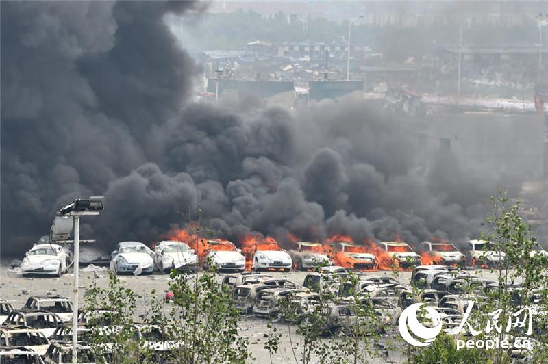 天津爆炸区今中午又有较大明火燃起伴有爆炸。人民网记者翁奇羽 摄