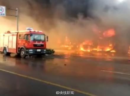天津郊区一装饰城昨日起火 无人员伤亡