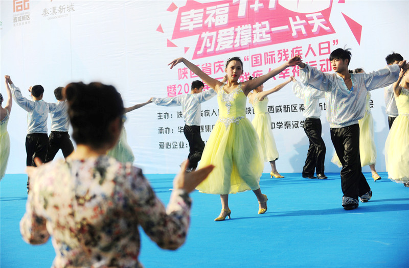 12月2日，在手语老师指导下，陕西省城市经济学校的聋哑学生在表演舞蹈《天之大》，庆祝国际残疾人日。