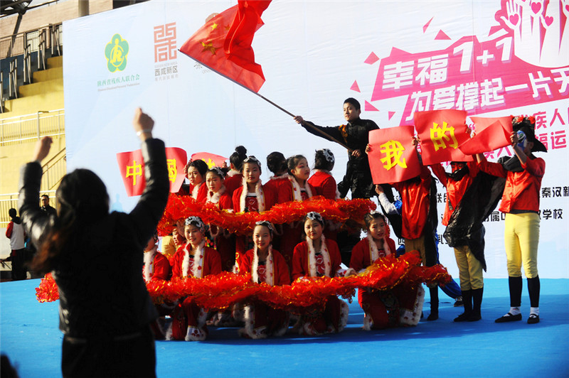 12月2日，在手语老师指导下，咸阳特殊教育学校的聋哑学生在表演舞蹈《中国美》，庆祝国际残疾人日。
