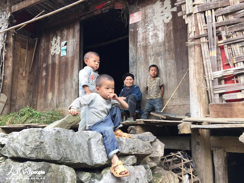 9月16日，贵州罗甸县打改村，留守的孩子们与老人。（人民网记者 赵艳红  摄）