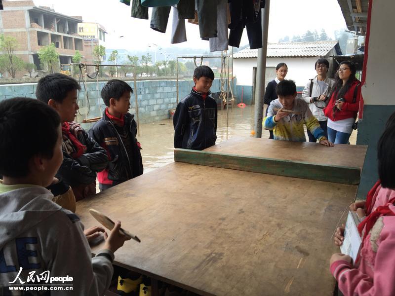 9月17日，云南宣威市宝山镇留守儿童之家，孩子们在课余时间打乒乓球。（人民网记者 贾玥 摄）