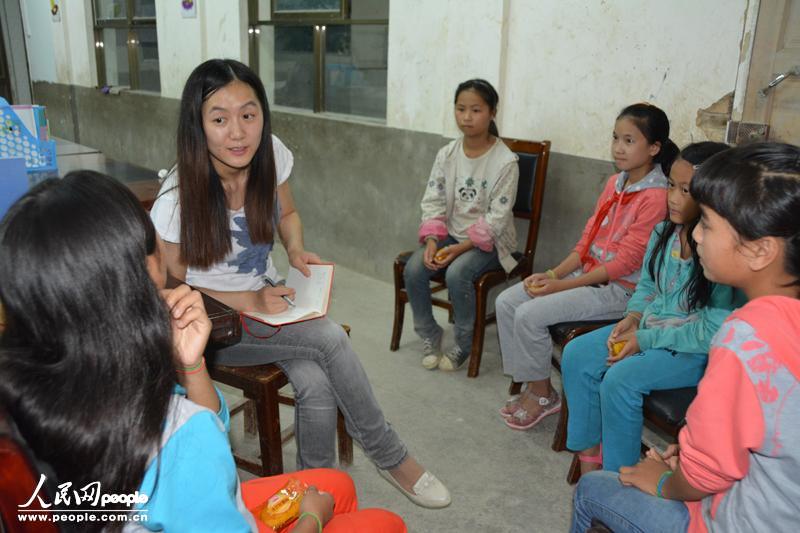 9月20日，贵州罗甸油尖小学，记者在与留守儿童聊天。(人民网记者  王钦  摄)