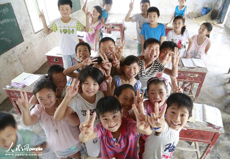 9月10日，河南西华县东高庄小学。面对镜头，孩子们很兴奋。父母外出打工，孩子们平时接触到的年轻人就只有老师。(人民网记者 宋芳鑫 摄)