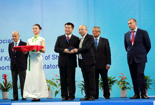 星奥公司总裁李明勇（右三）与游泳中心主任王路生互换礼品。