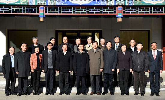 1月7日，中共中央政治局委员、中央政法委书记孟建柱邀请12位律师代表走进中央政法委机关，共话政法工作和司法体制改革。图为会后，孟建柱与律师代表合影。 郝帆摄