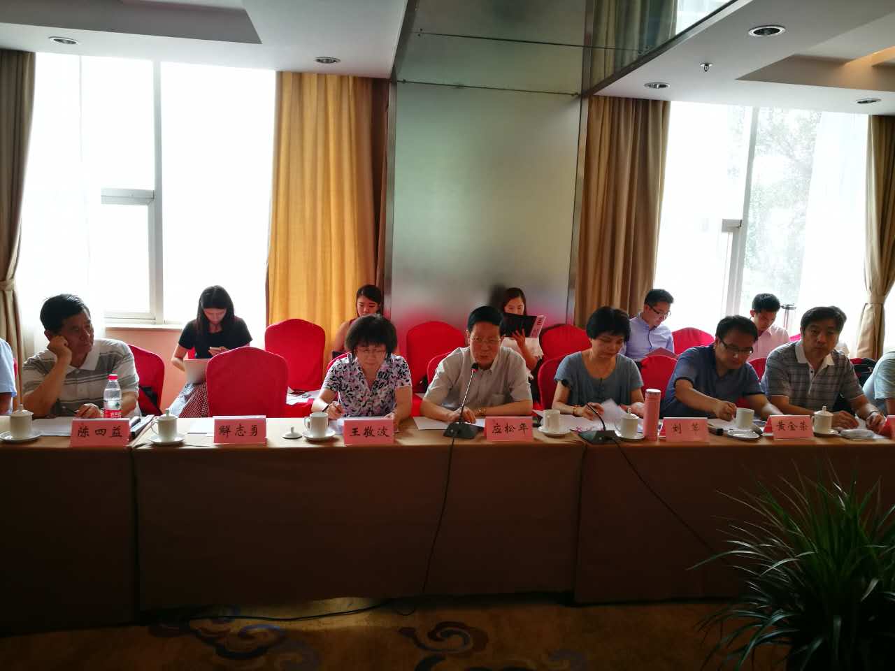 推动国家立法室内全面禁烟法学专家研讨会在京召开