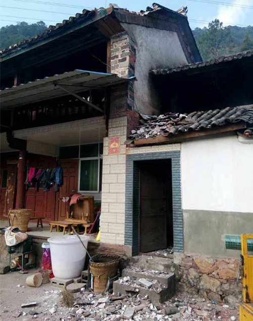云南漾濞县发生5.1级地震 房屋普遍出现裂痕(组