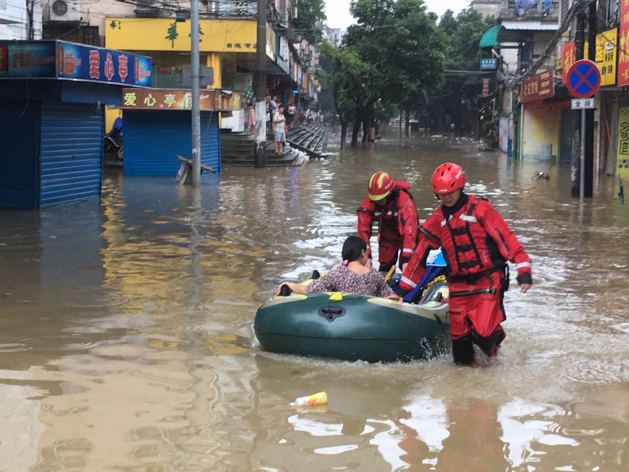 广西桂林消防官兵解救一被洪水围困待产孕妇