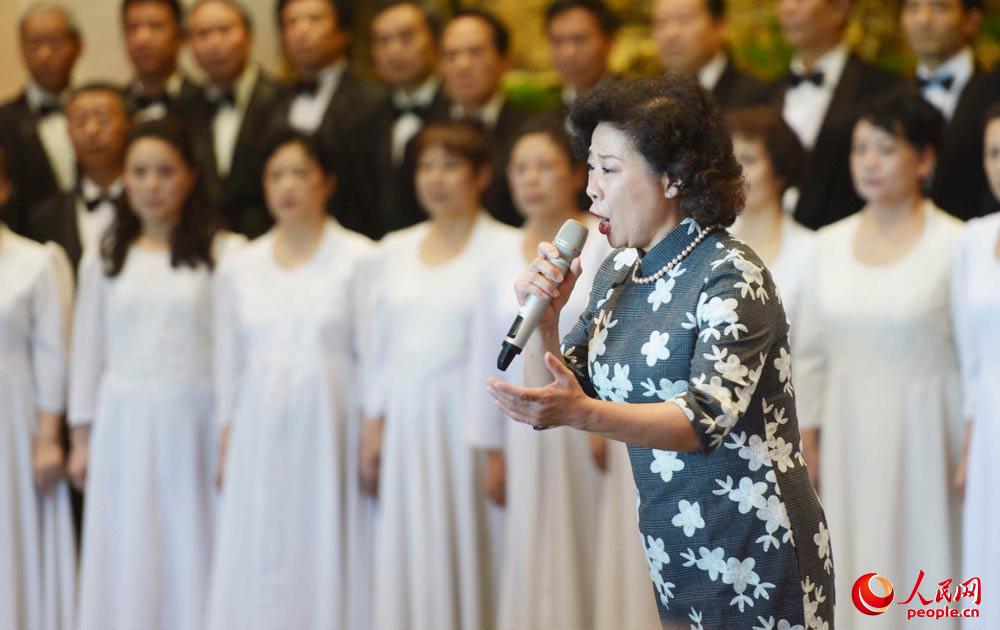 抗日纪念馆大厅内上演了一场中老年“快闪”音乐会。合唱团演唱了“弹起我心爱的土琵琶”等多首红色经典歌曲。（人民网记者 赵恩泽摄）