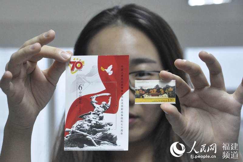 名家创作的邮票作品体现人民军队的峥嵘岁月。吴隆重 摄