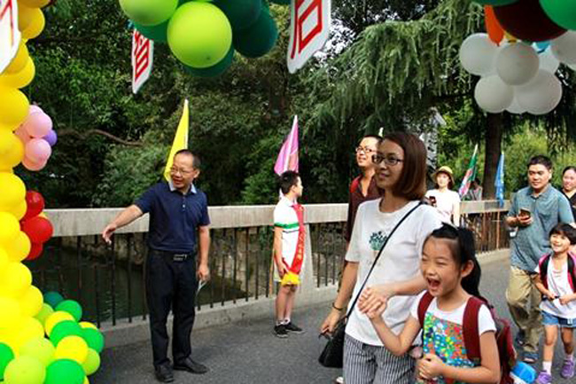 开学第一天 杭州留下小学家长和孩子共寻校园