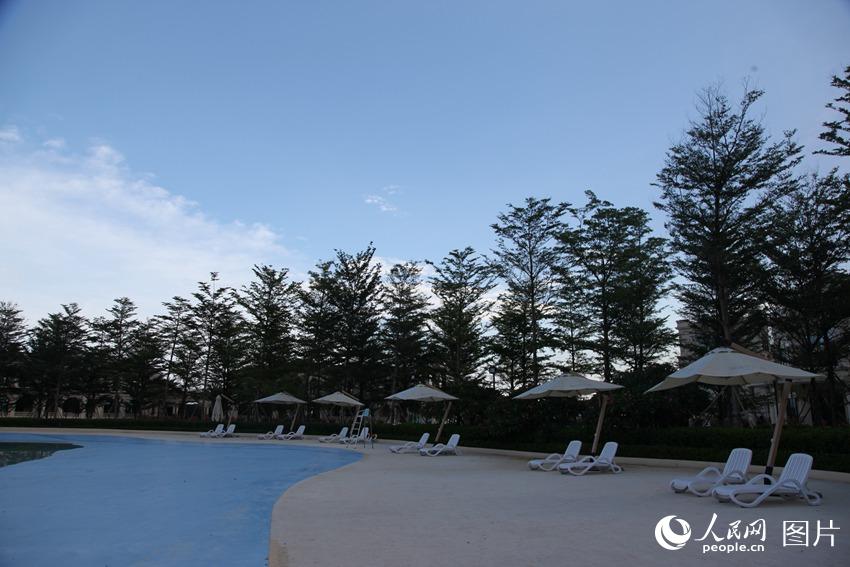 移山填海起高楼 人民网记者独家探秘在建“日月岛”