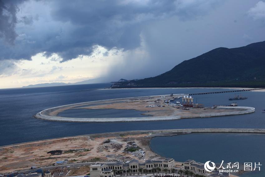 移山填海起高楼 人民网记者独家探秘在建“日月岛”