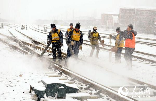 长珲高铁迎首场风雪 铁路部门全力除雪保障畅通