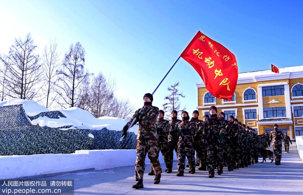 边防官兵零下30℃赤膊耐寒训练 场面震撼